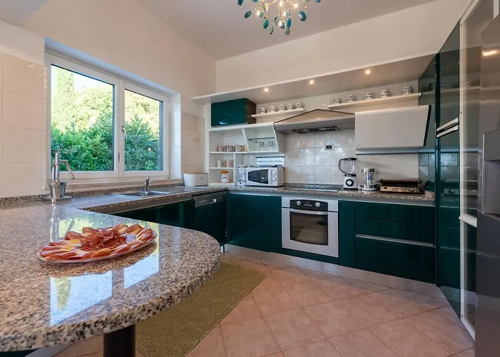 Piano With Stunning View, Heated Outdoor Pool & Gaming * Opatija