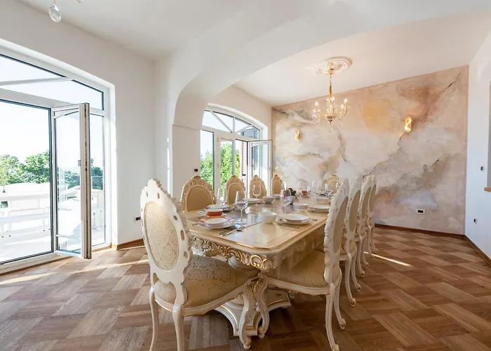 Piano With Stunning View, Heated Outdoor Pool & Gaming Opatija