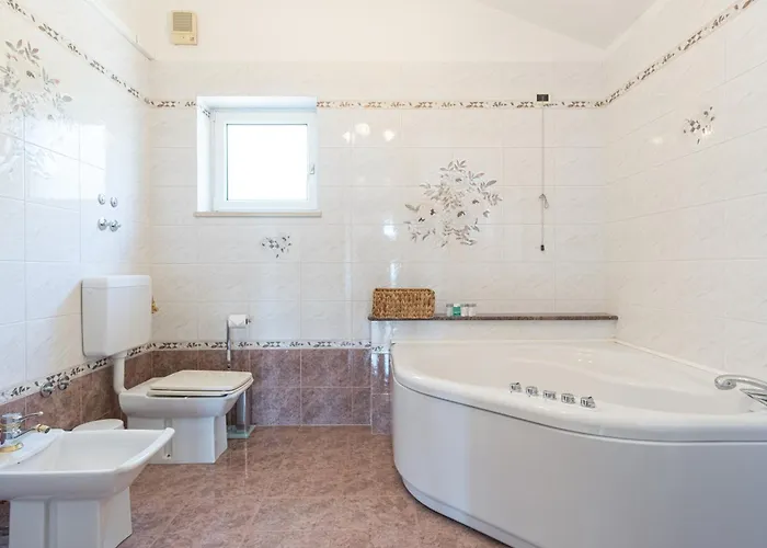 Villa Piano With Stunning View, Heated Outdoor Pool & Gaming