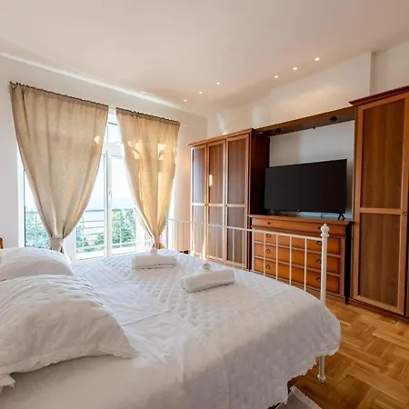 Piano With Stunning View, Heated Outdoor Pool & Gaming * Opatija