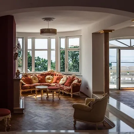 Piano With Stunning View, Heated Outdoor Pool & Gaming Willa