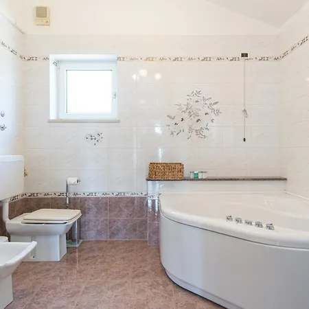 Villa Piano With Stunning View, Heated Outdoor Pool & Gaming