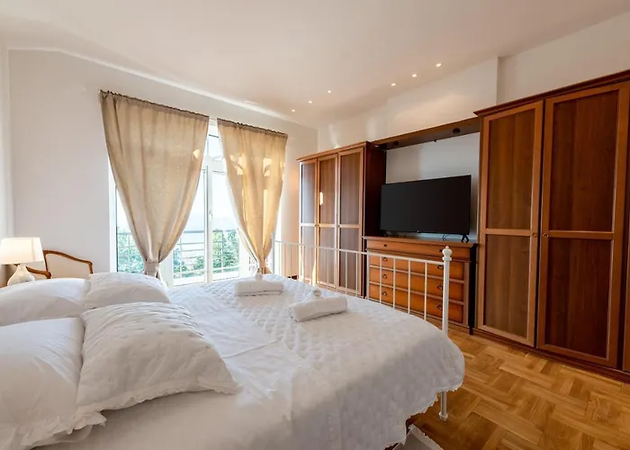 Piano With Stunning View, Heated Outdoor Pool & Gaming * Opatija