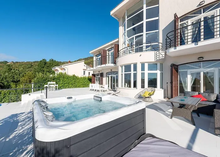 Piano With Stunning View, Heated Outdoor Pool & Gaming Willa