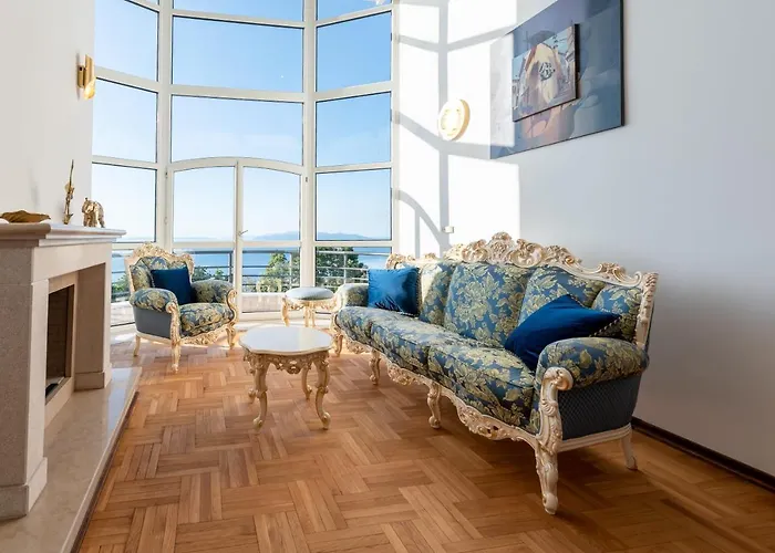 Piano With Stunning View, Heated Outdoor Pool & Gaming